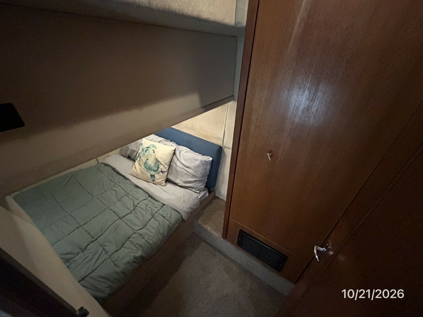 Bayliner 3988 guest stateroom1