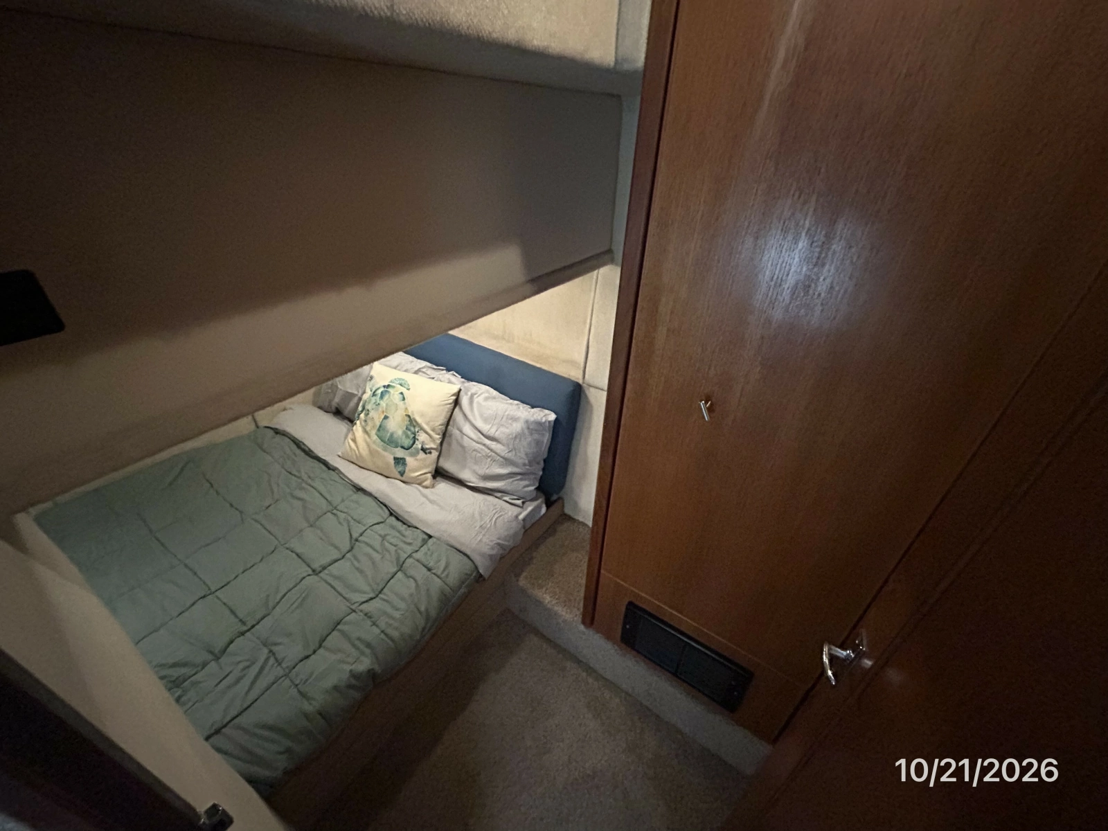 Bayliner 3988 guest stateroom1