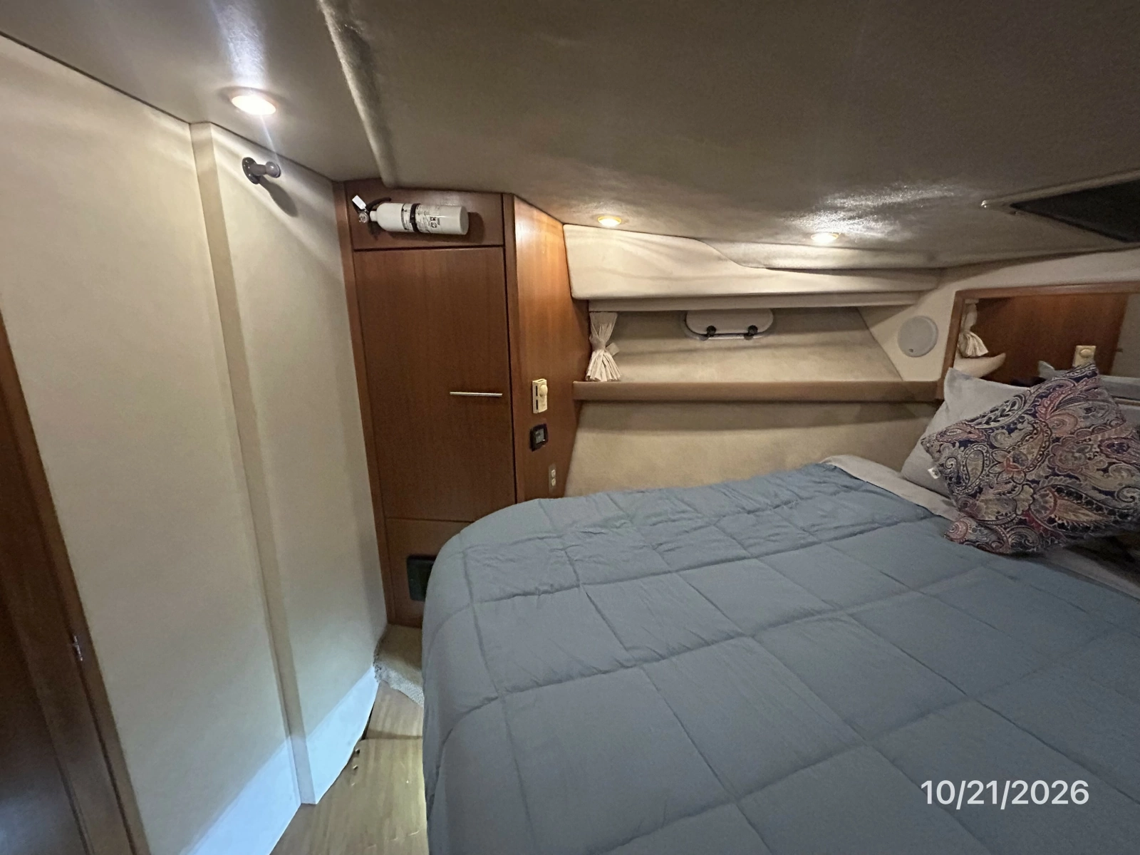 Bayliner 3988 master stateroom port