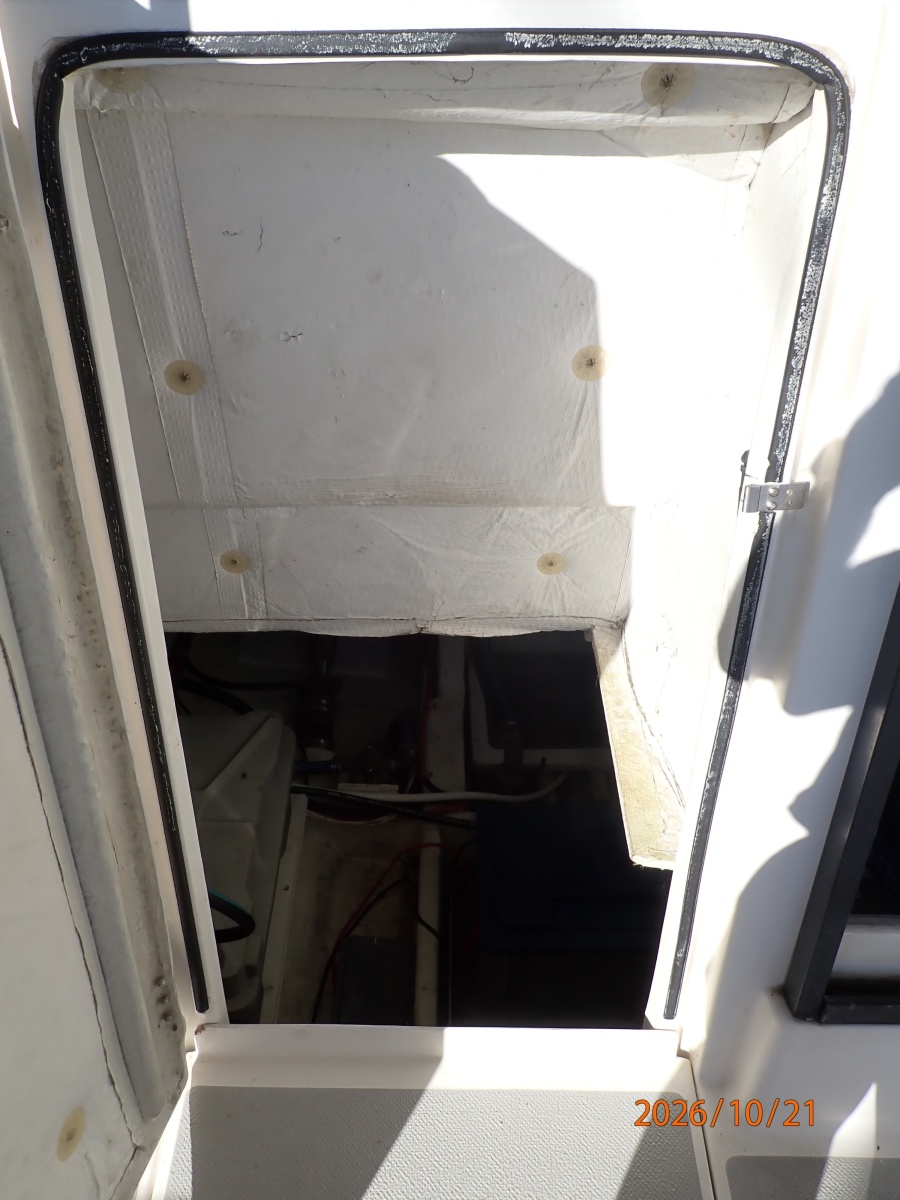 Bayliner 3988 engine room aft access1