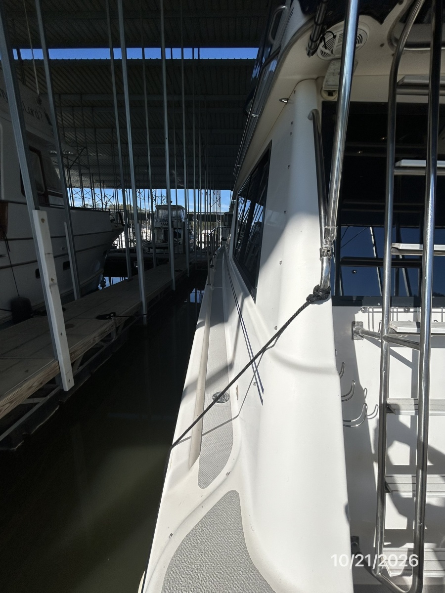 Bayliner 3988 port side deck1