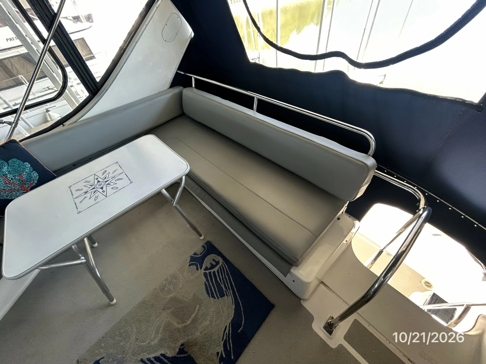 Bayliner 3988 flybridge starboard aft seating