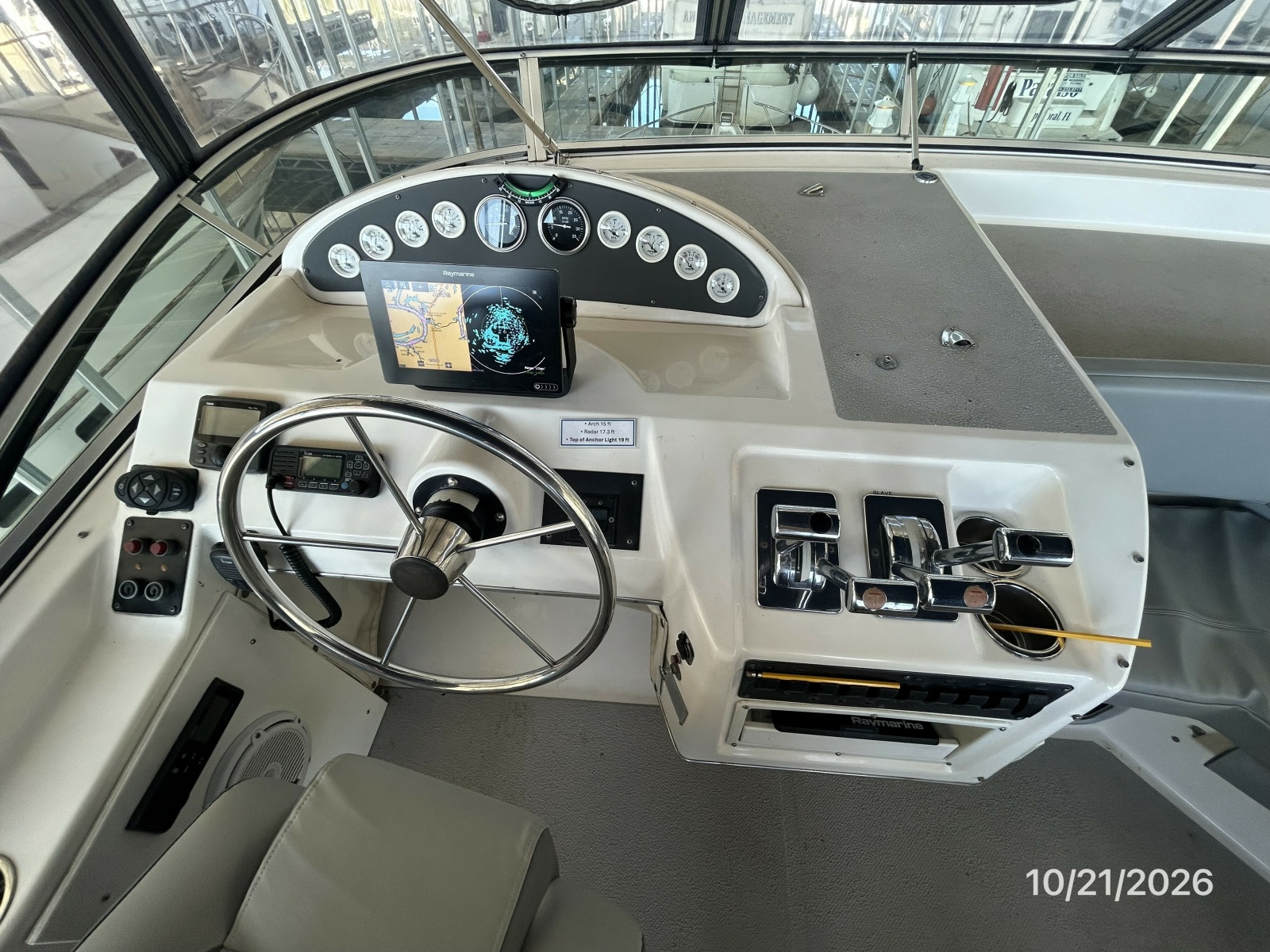 Bayliner 3988 flybridge helm2
