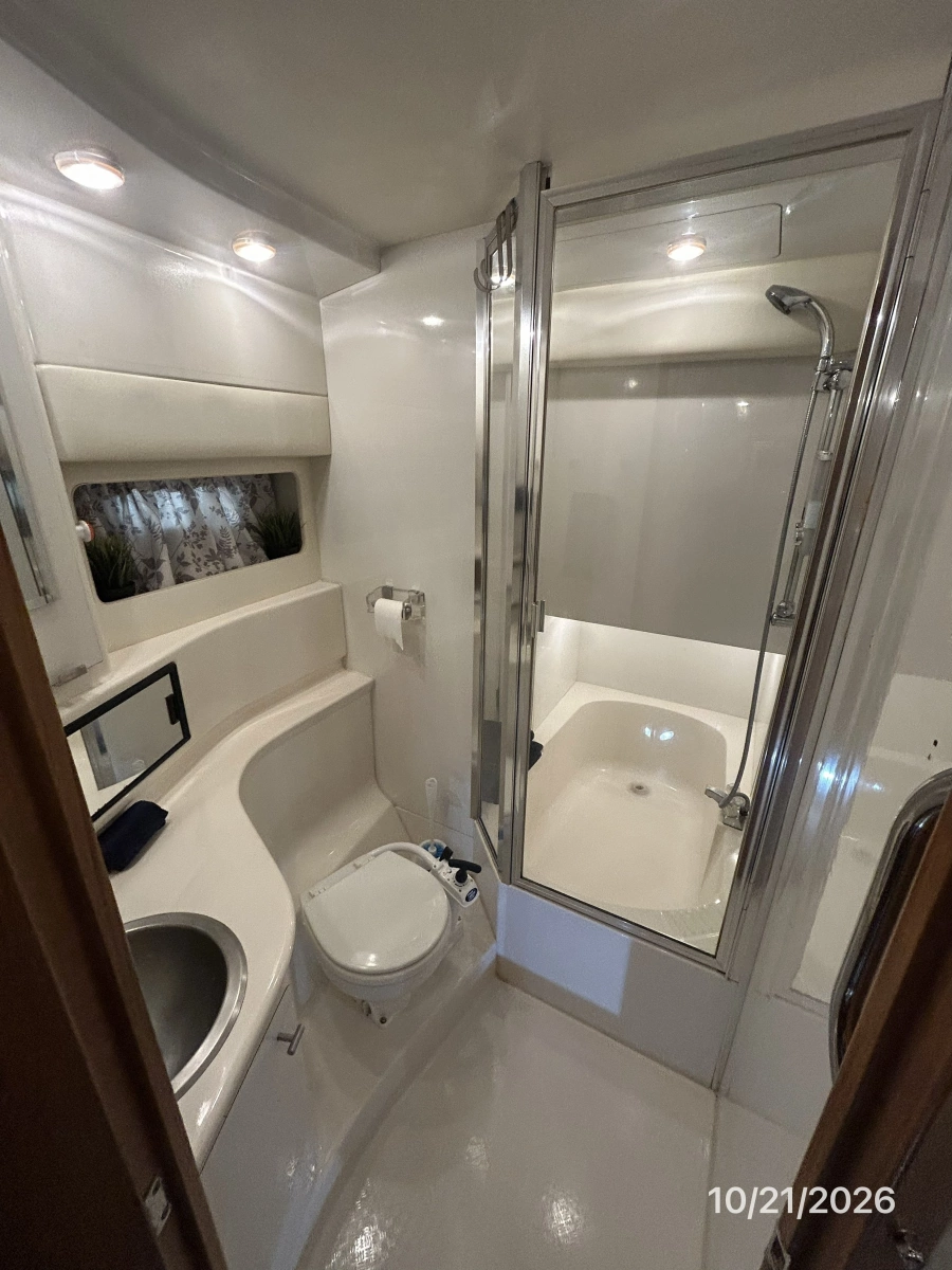Bayliner 3988 master stateroom head