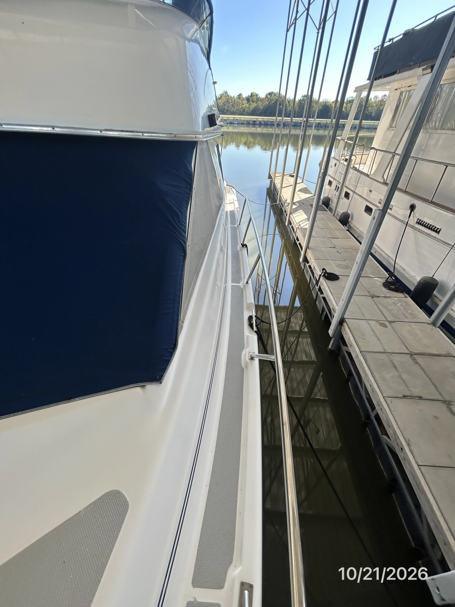 Bayliner 3988 port side deck2