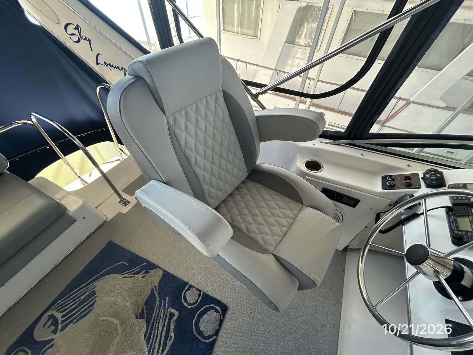 Bayliner 3988 flybridge helmseat