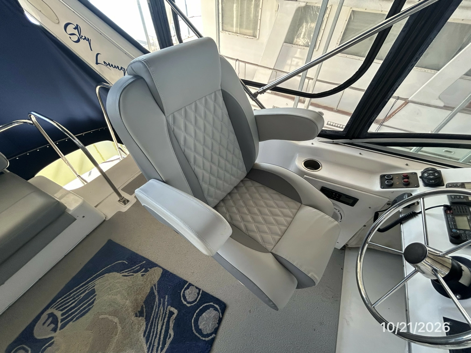 Bayliner 3988 flybridge helmseat