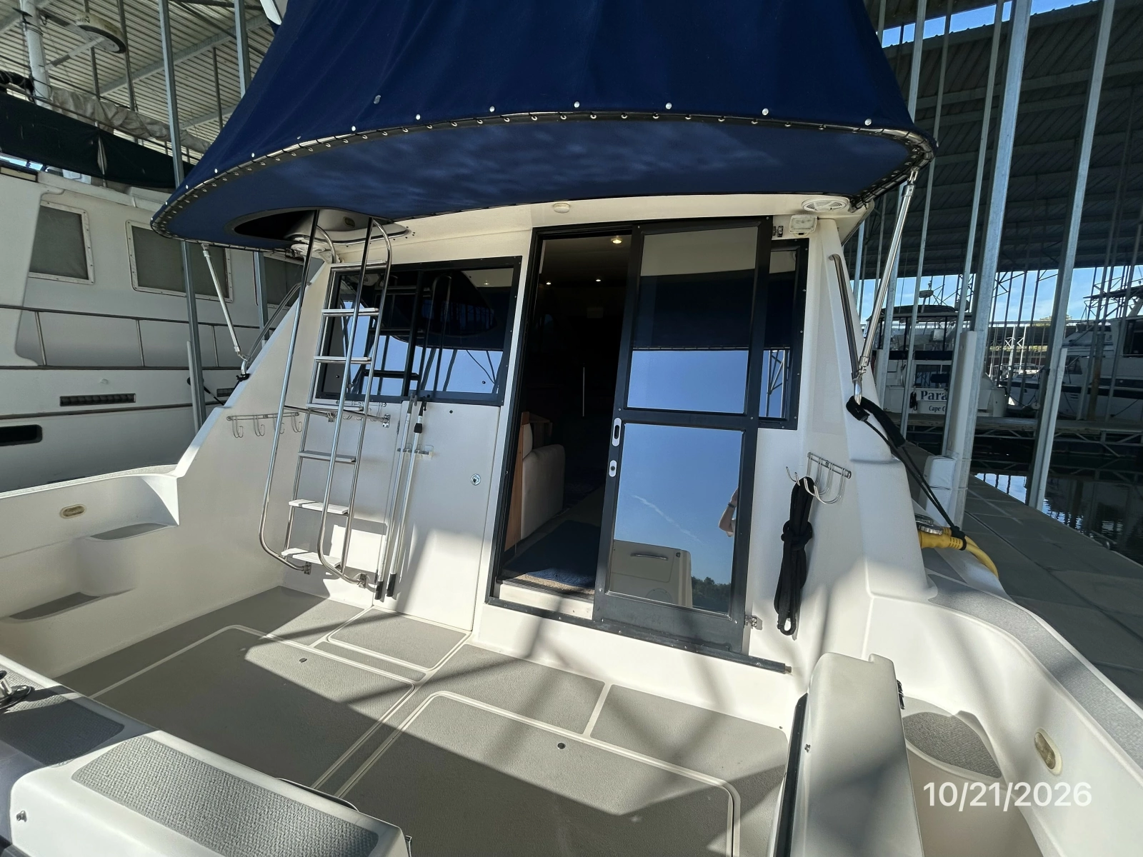 Bayliner 3988 aftdeck forward