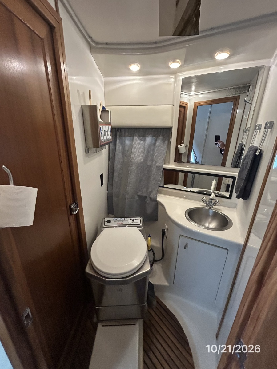 Bayliner 3988 guest stateroom head