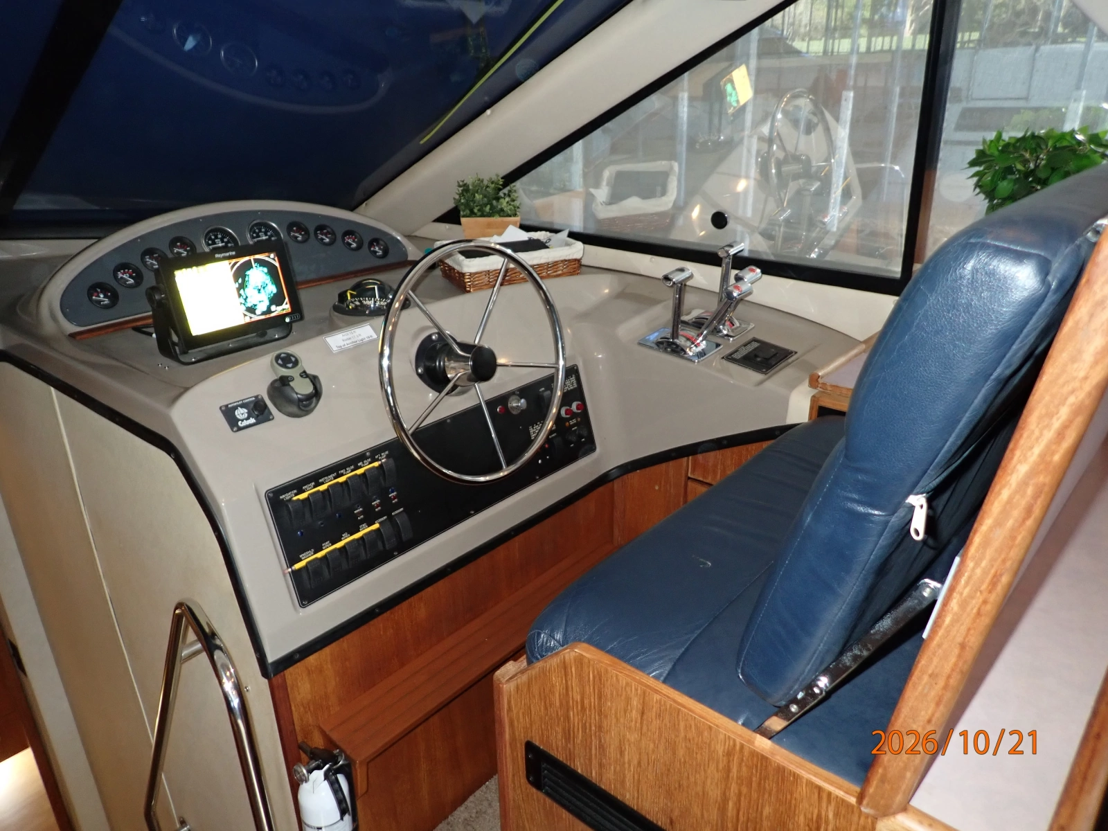 Bayliner 3988 lower helm1