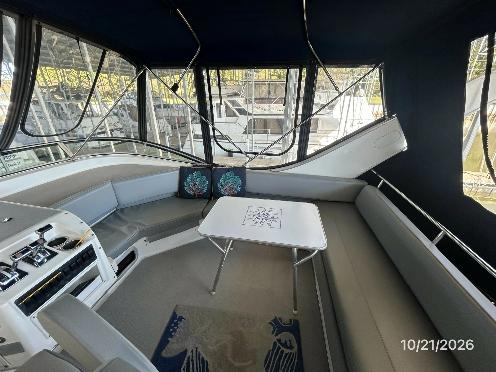 Bayliner 3988 flybridge starboard