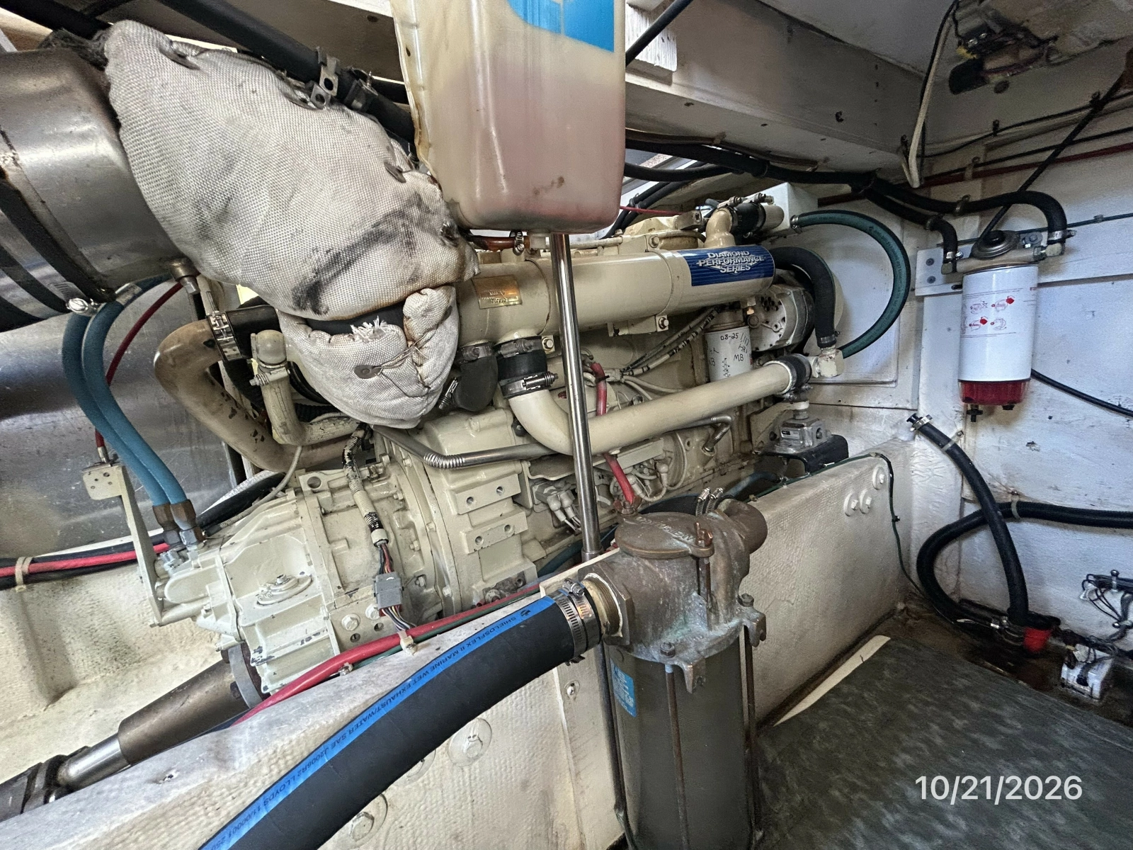 Bayliner 3988 port main engine
