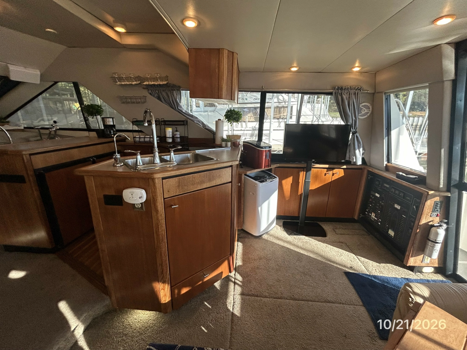 Bayliner 3988 salon starboard