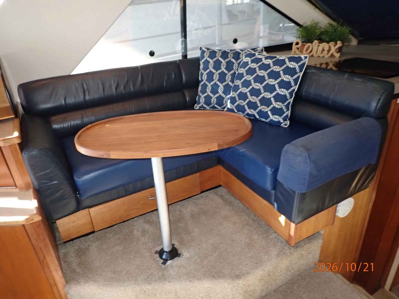 Bayliner 3988 salon dinette
