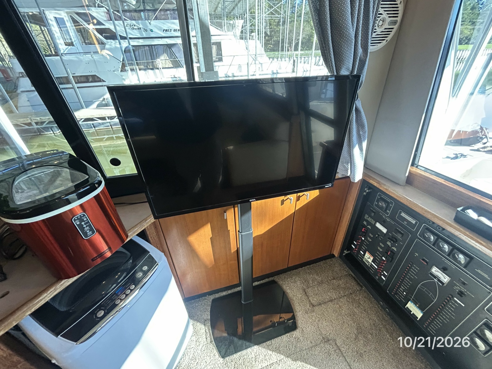 Bayliner 3988 salon starboard aft