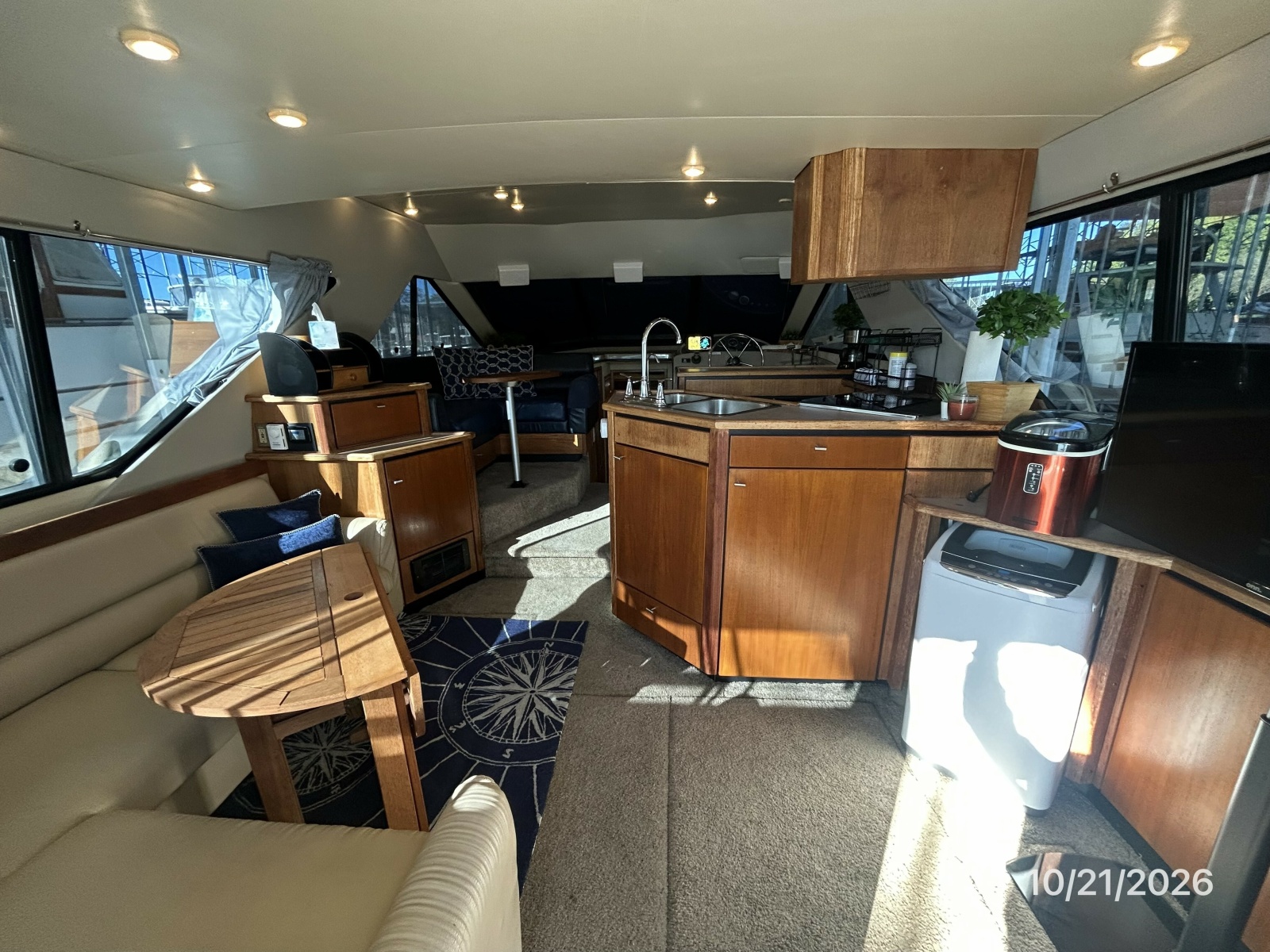Bayliner 3988 salon forward