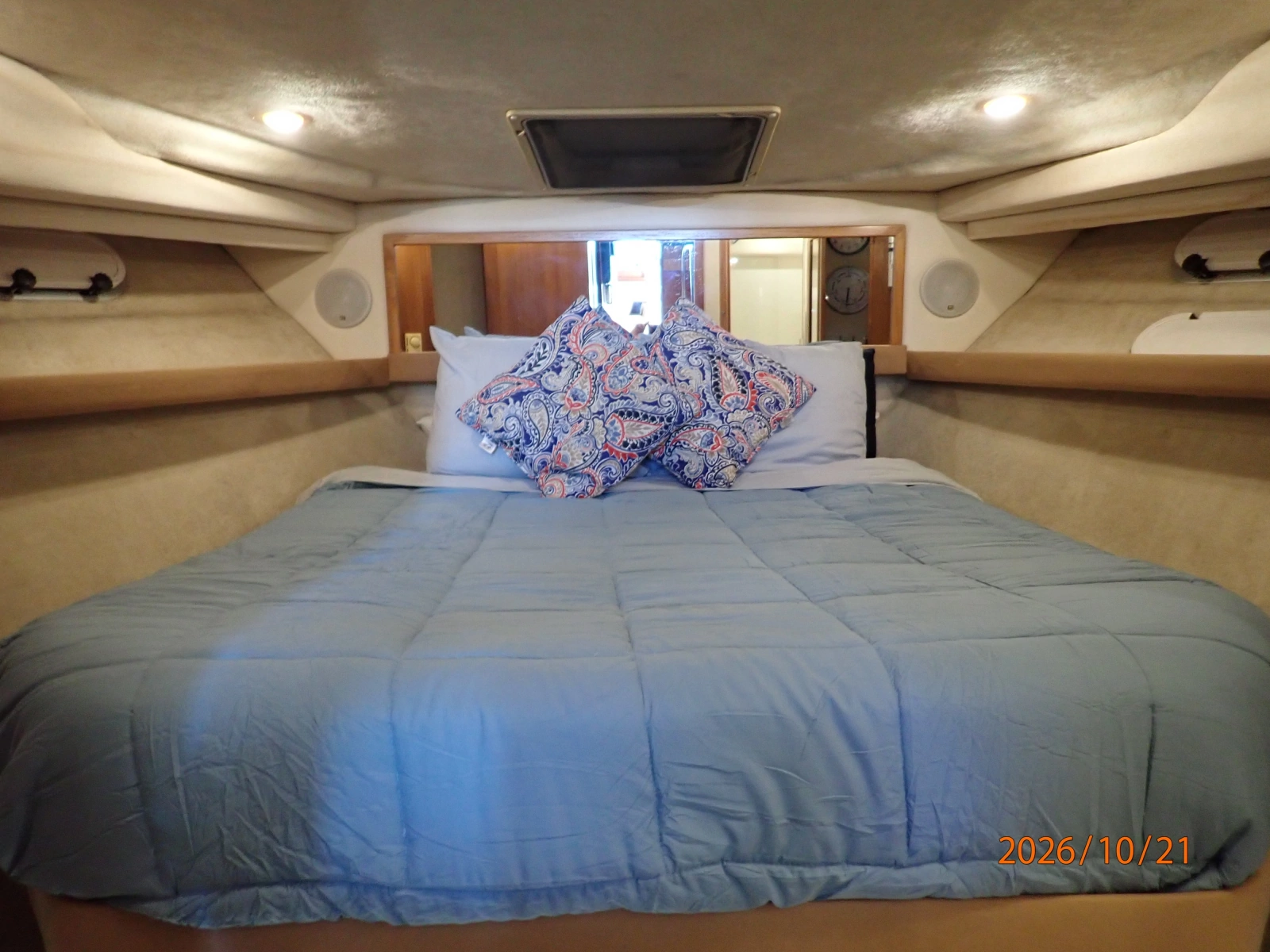 Bayliner 3988 master stateroom