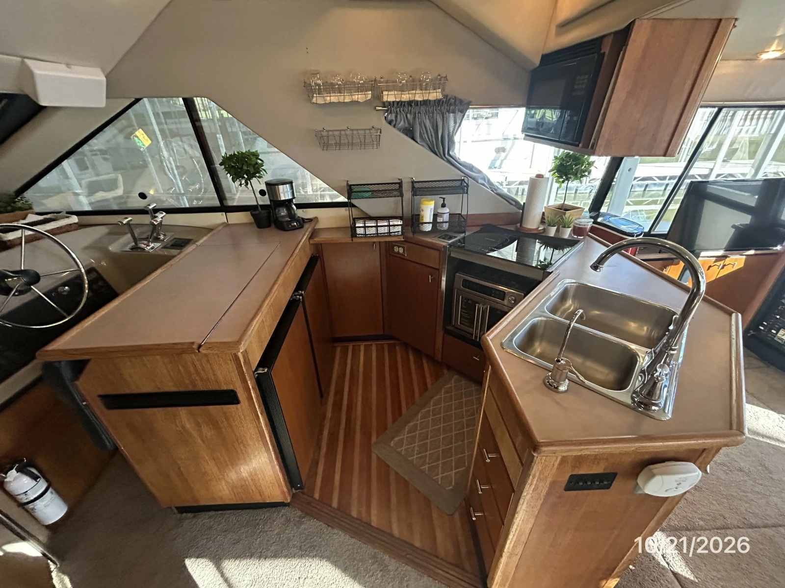 Bayliner 3988 galley2