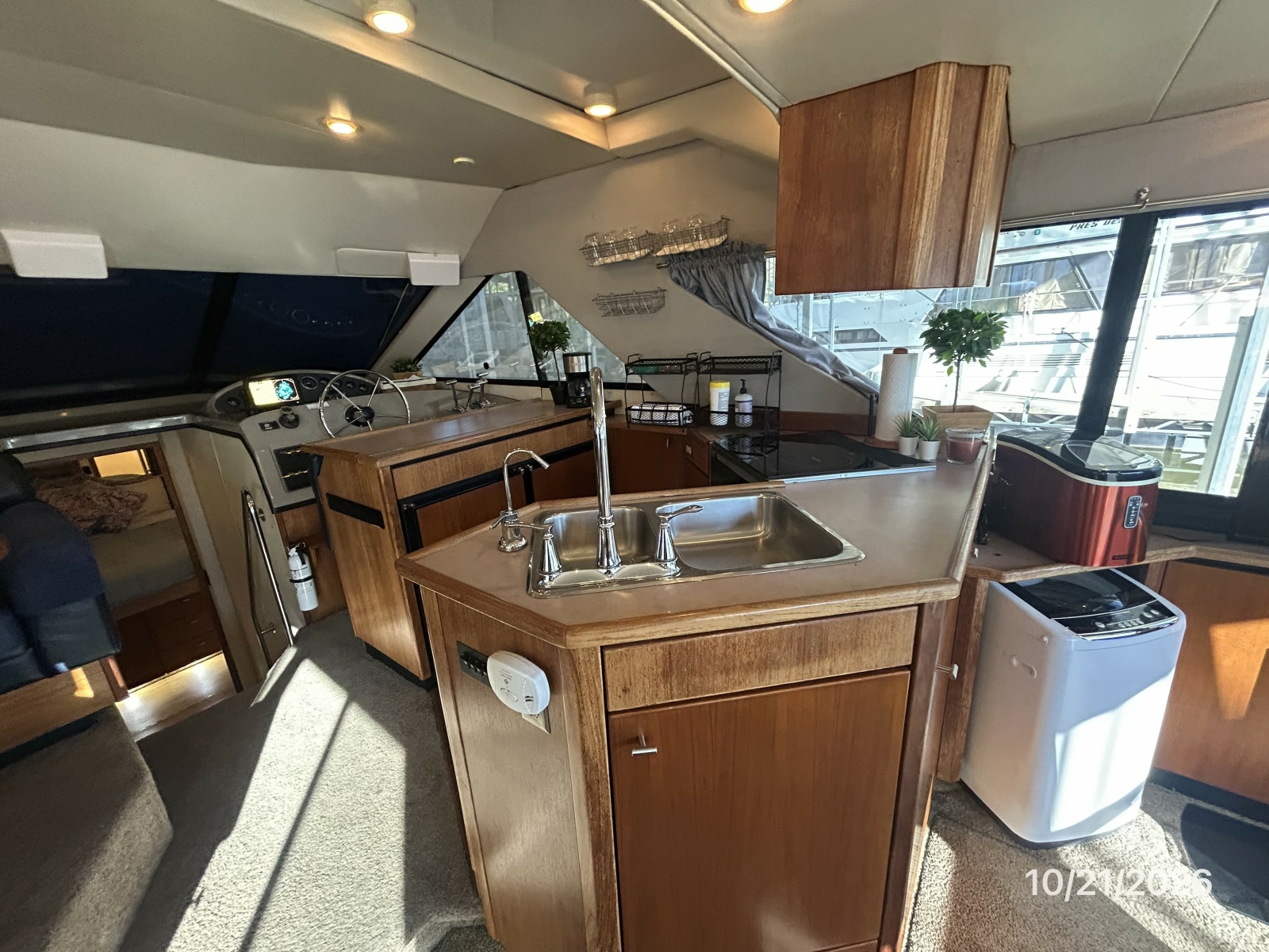 Bayliner 3988 galley1