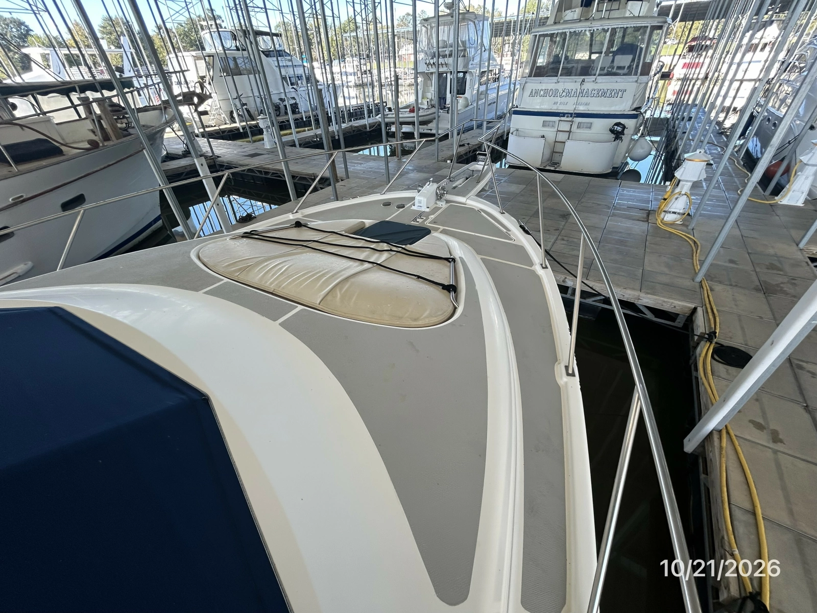 Bayliner 3988 foredeck1