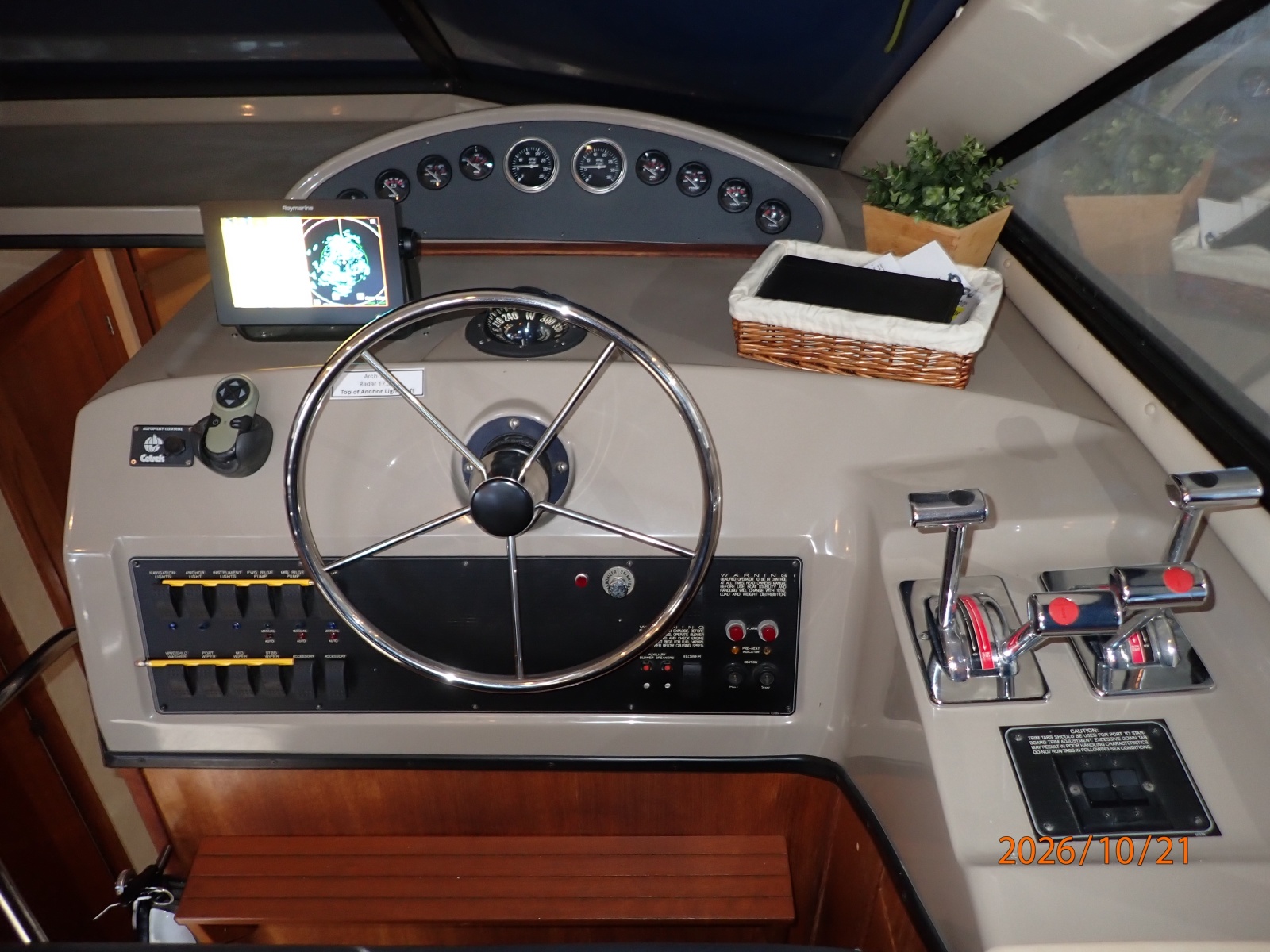 Bayliner 3988 lower helm2
