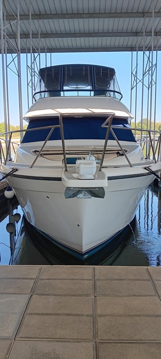 Bayliner 3988 forward profile