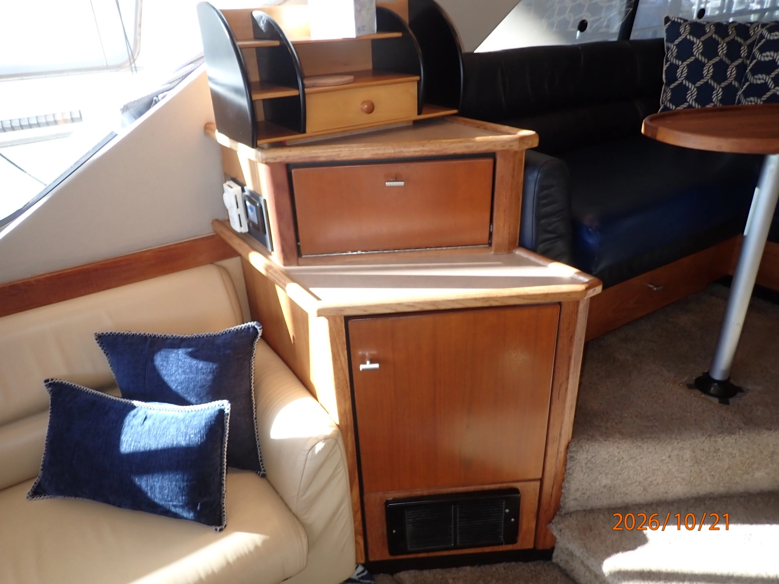 Bayliner 3988 salon port cabinetry