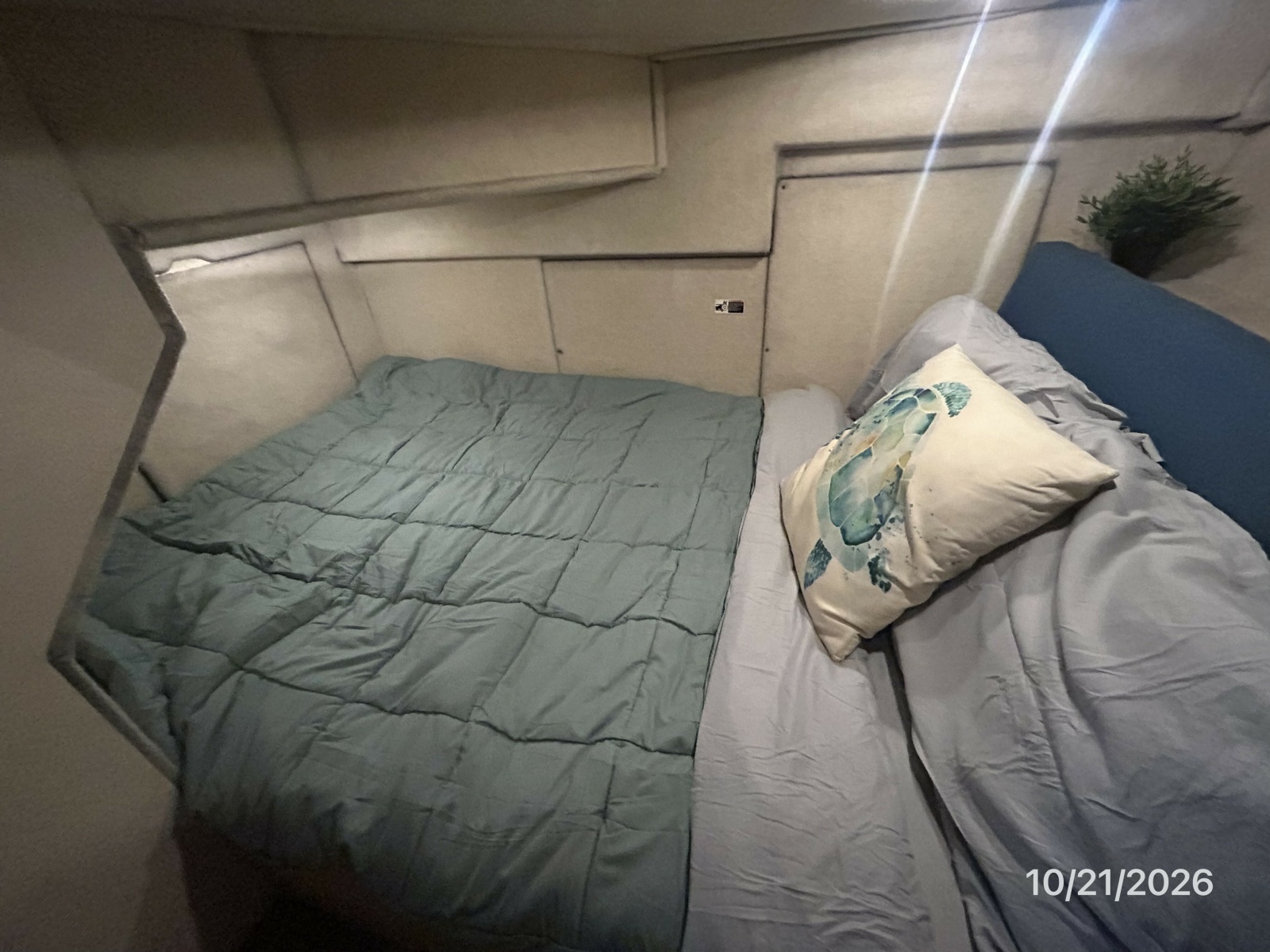 Bayliner 3988 guest stateroom2