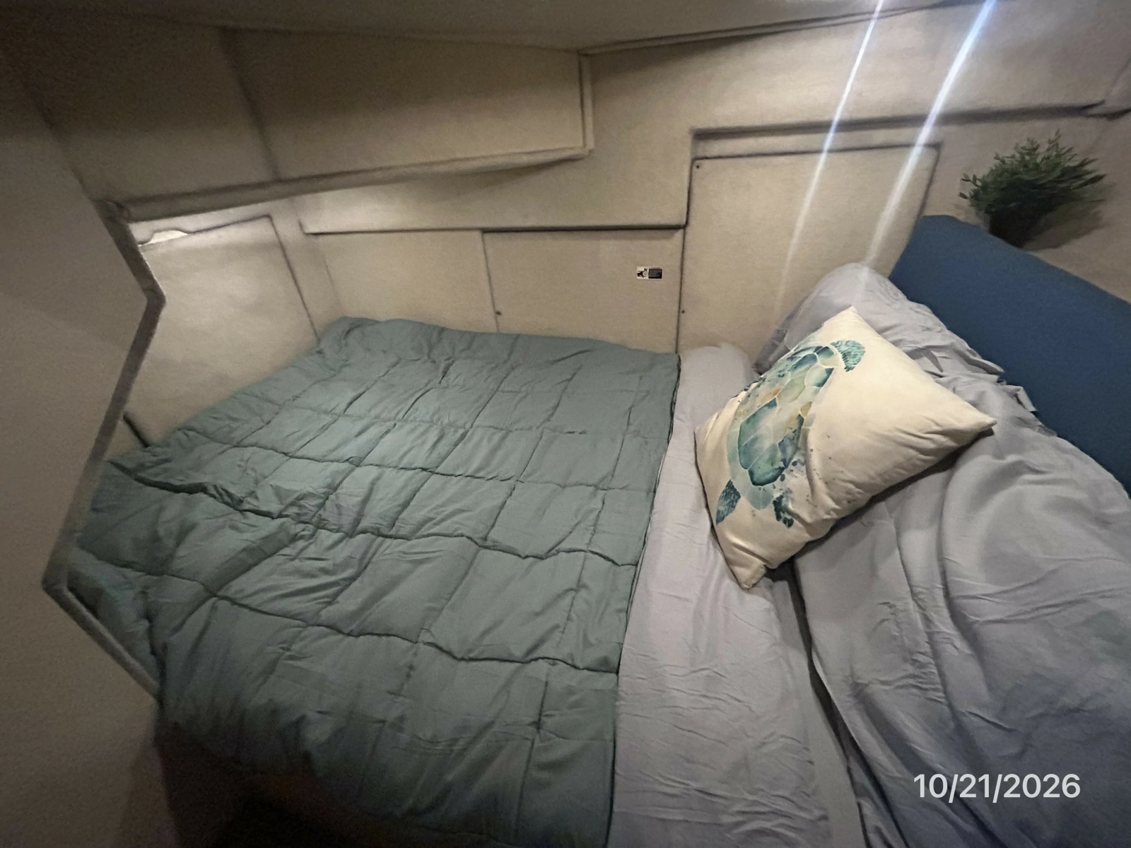 Bayliner 3988 guest stateroom2