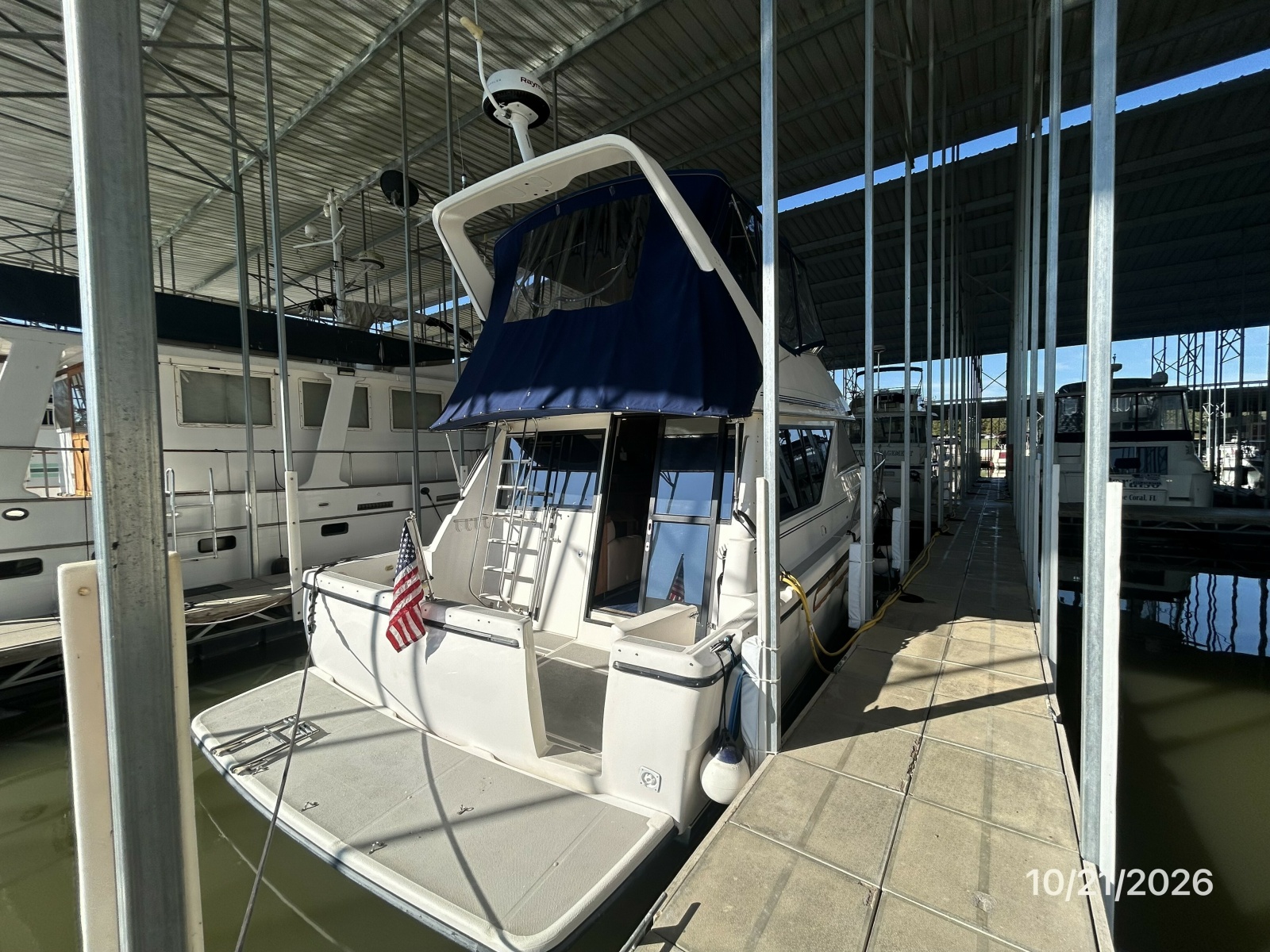 Bayliner 3988 starboard aft profile