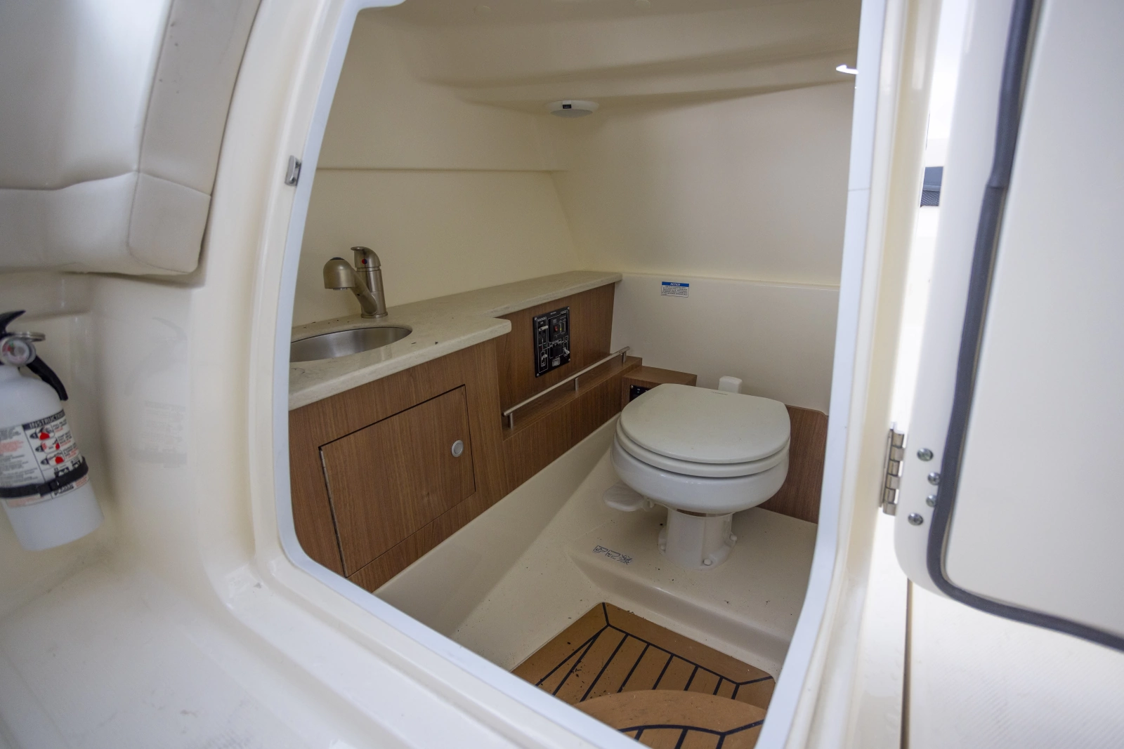 2019 Boston Whaler 270 Vantage