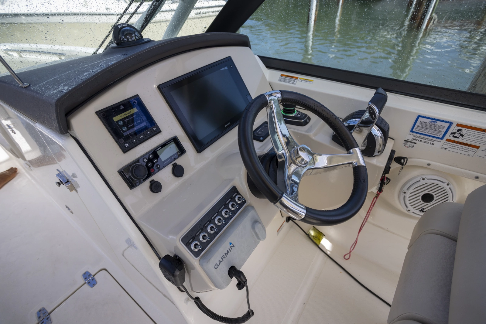 2019 Boston Whaler 270 Vantage