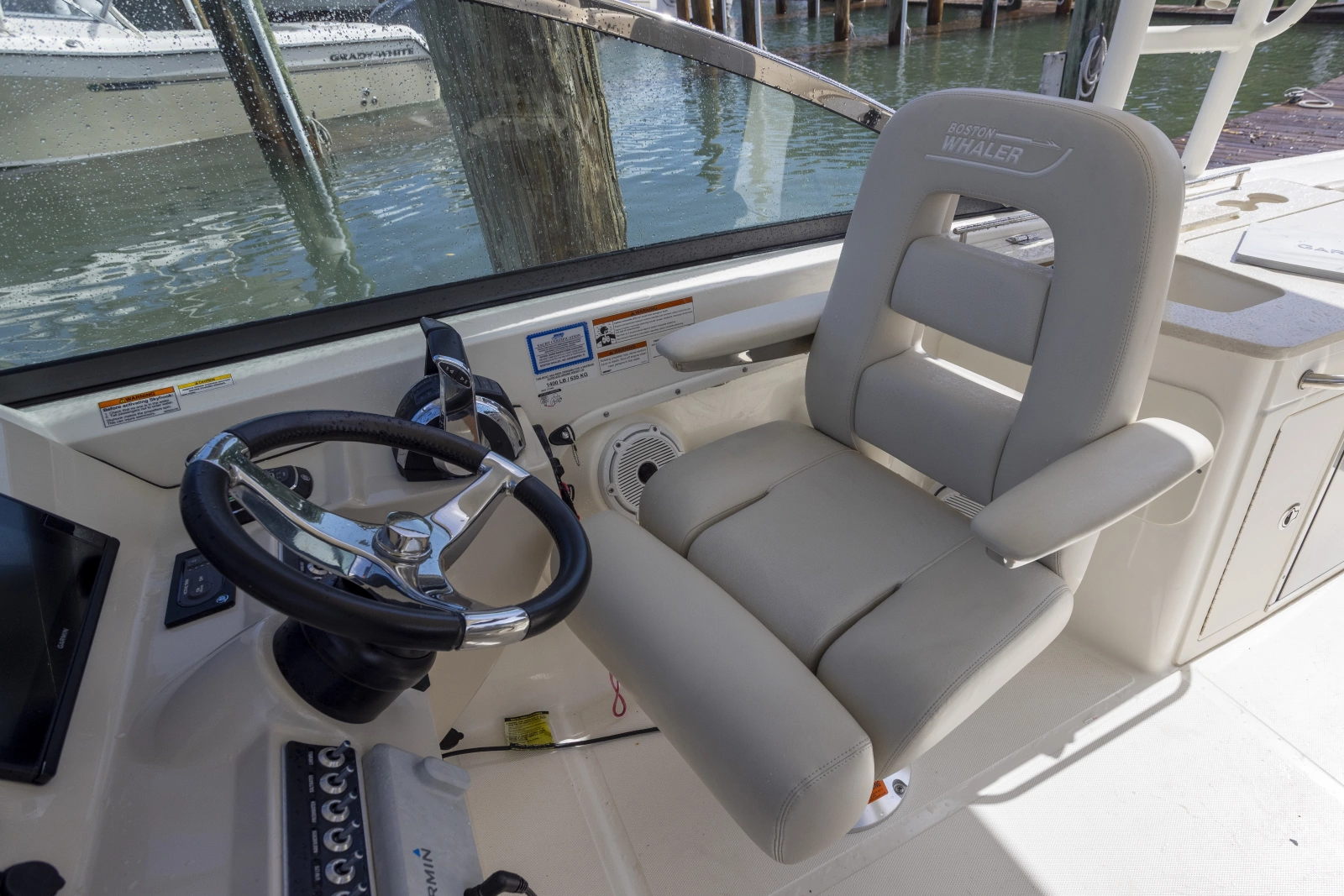 2019 Boston Whaler 270 Vantage