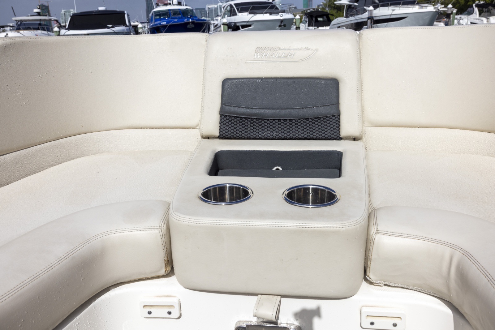 2019 Boston Whaler 270 Vantage