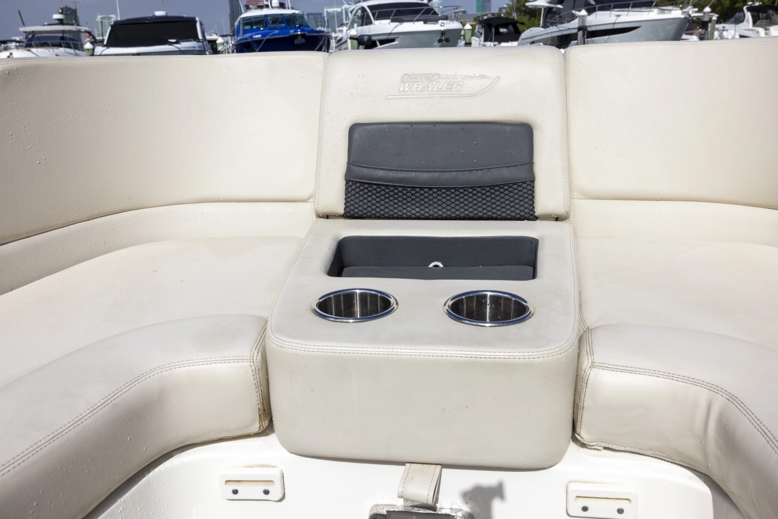 2019 Boston Whaler 270 Vantage