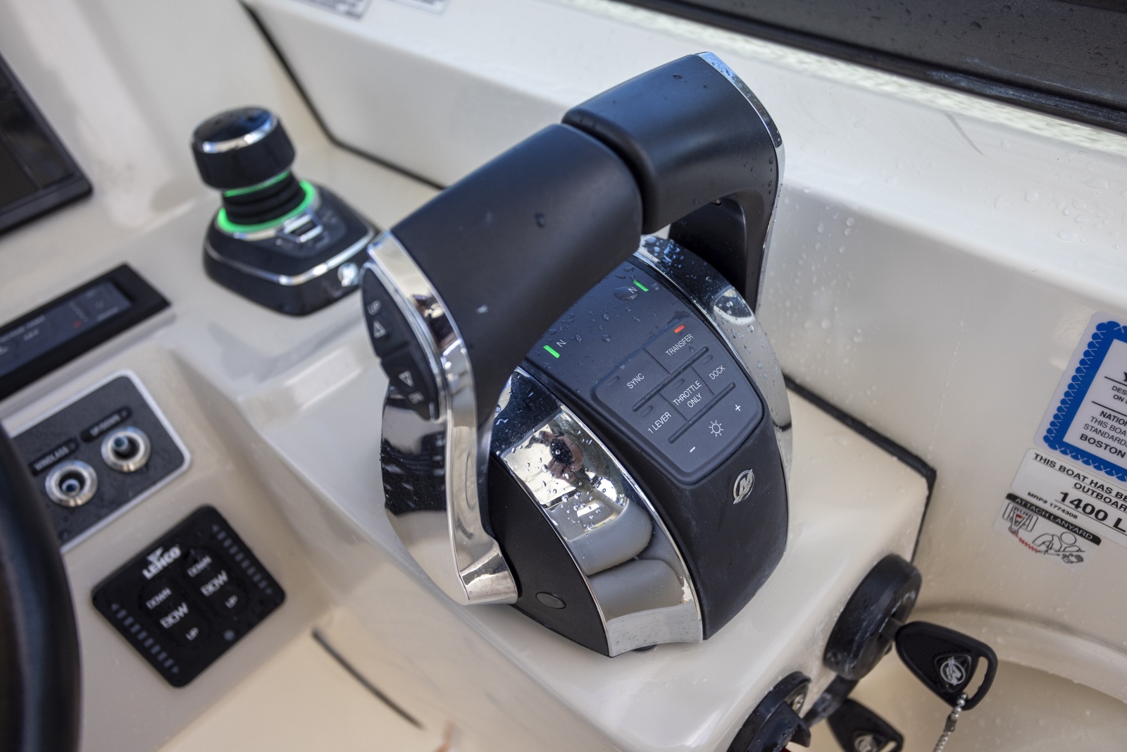 2019 Boston Whaler 270 Vantage