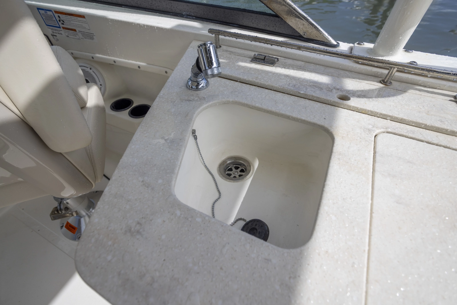 2019 Boston Whaler 270 Vantage
