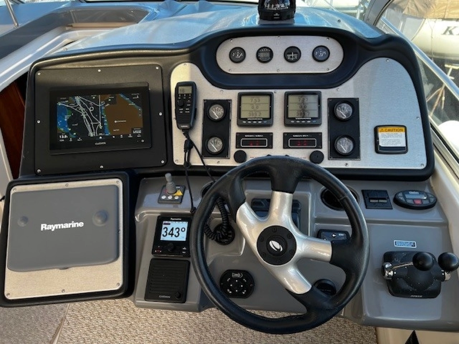 2005 Cruisers Yachts 440