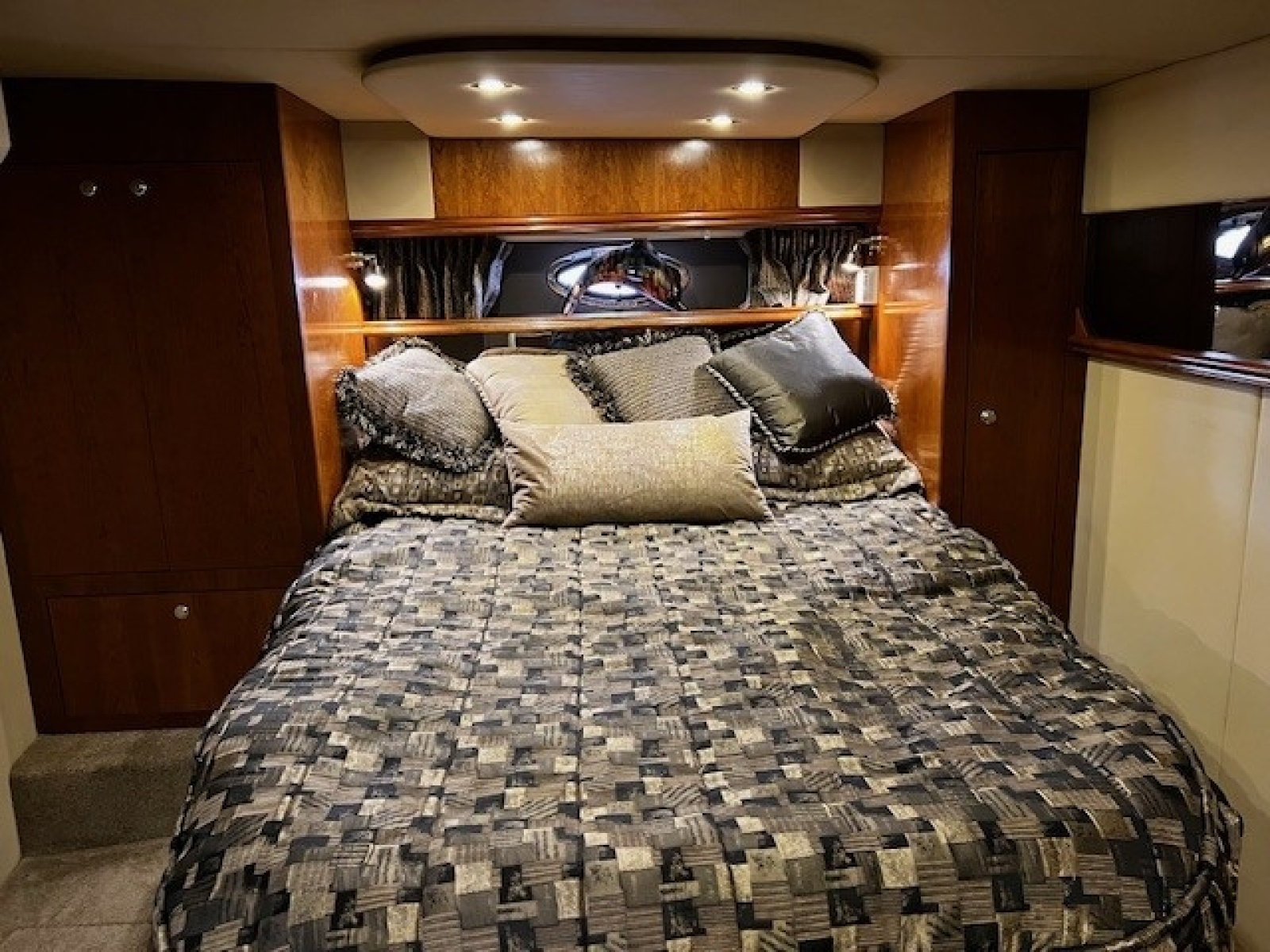 2005 Cruisers Yachts 440