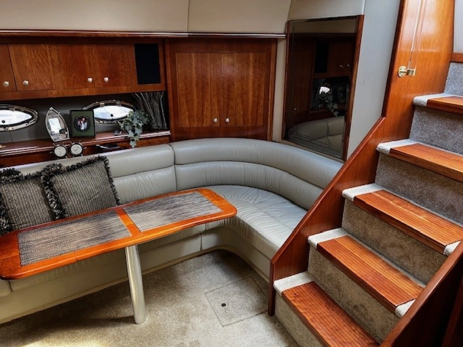 2005 Cruisers Yachts 440