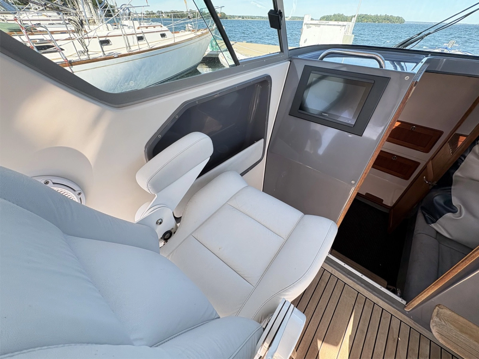 Companion Seating and Companionway