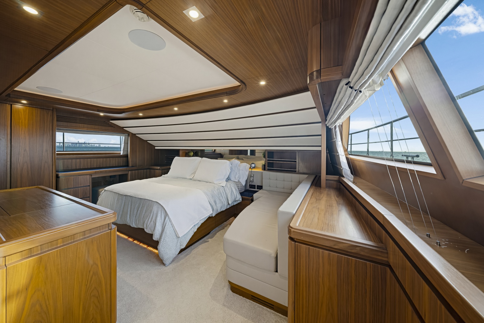 2016 Ferretti Yachts Costom Line