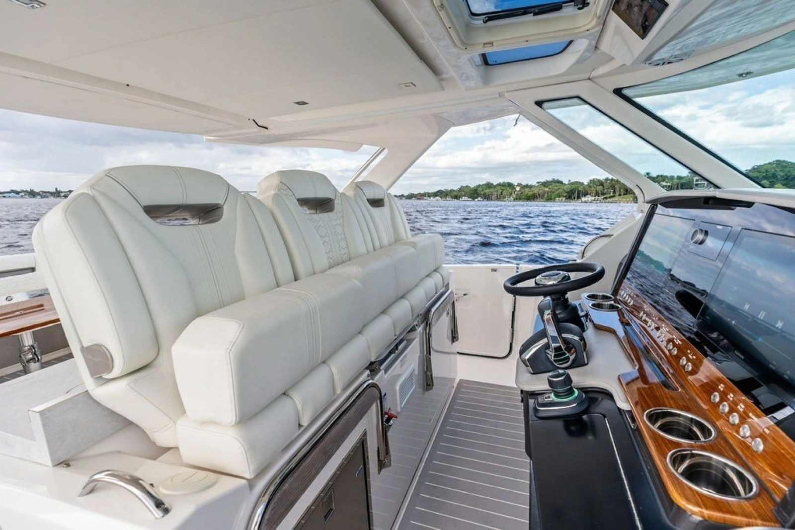2024 Tiara Yachts 38 LS