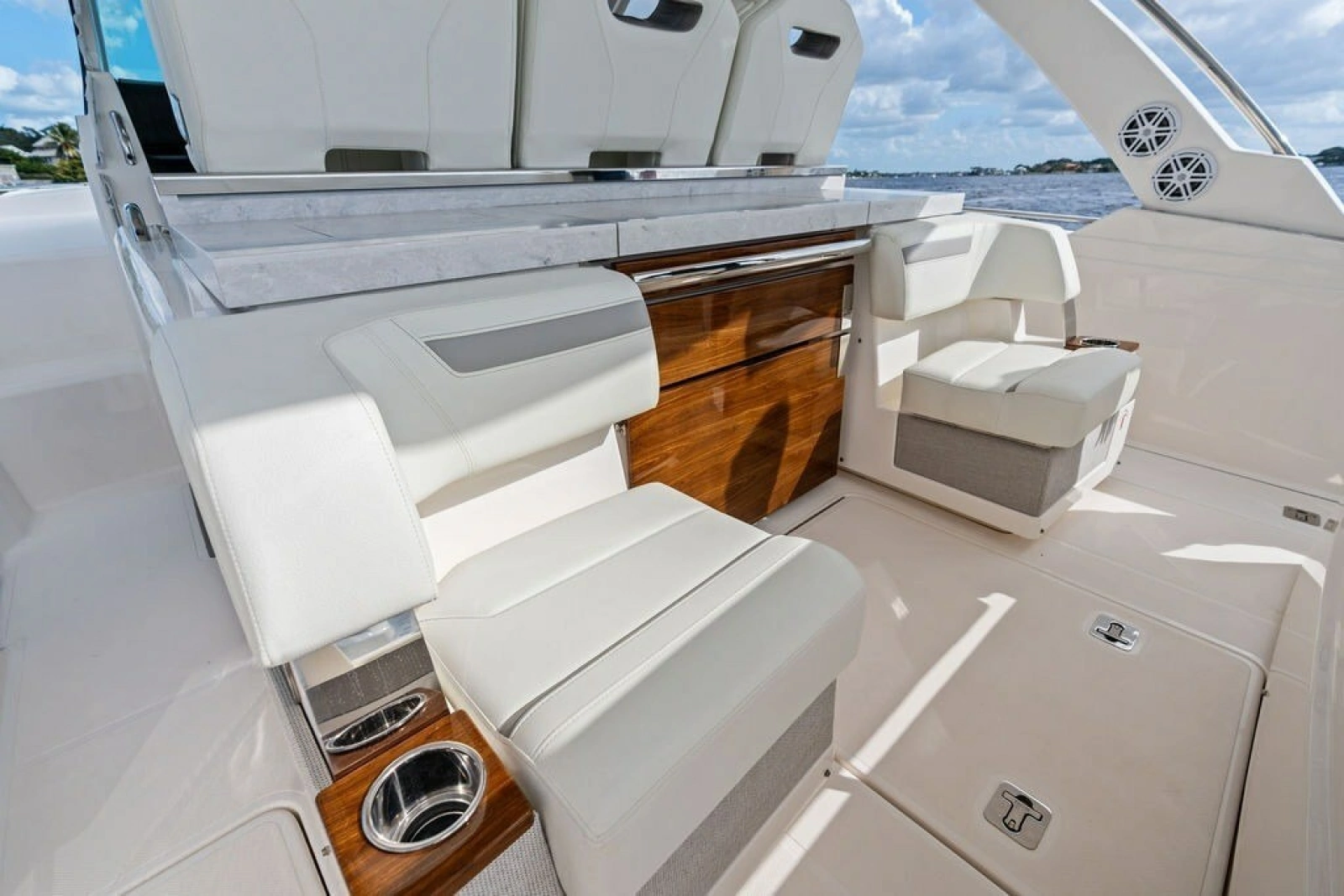 2024 Tiara Yachts 38 LS