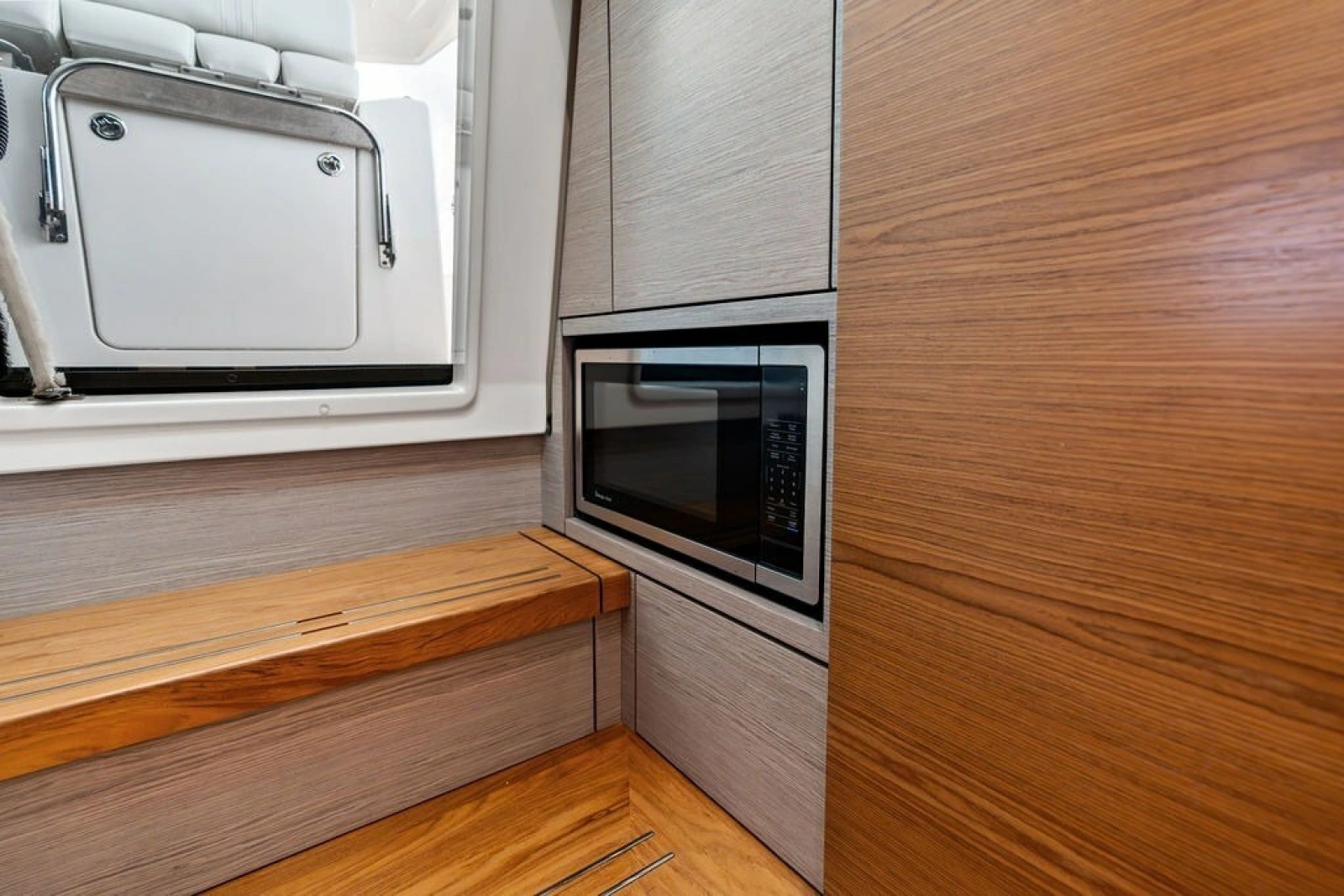 2024 Tiara Yachts 38 LS