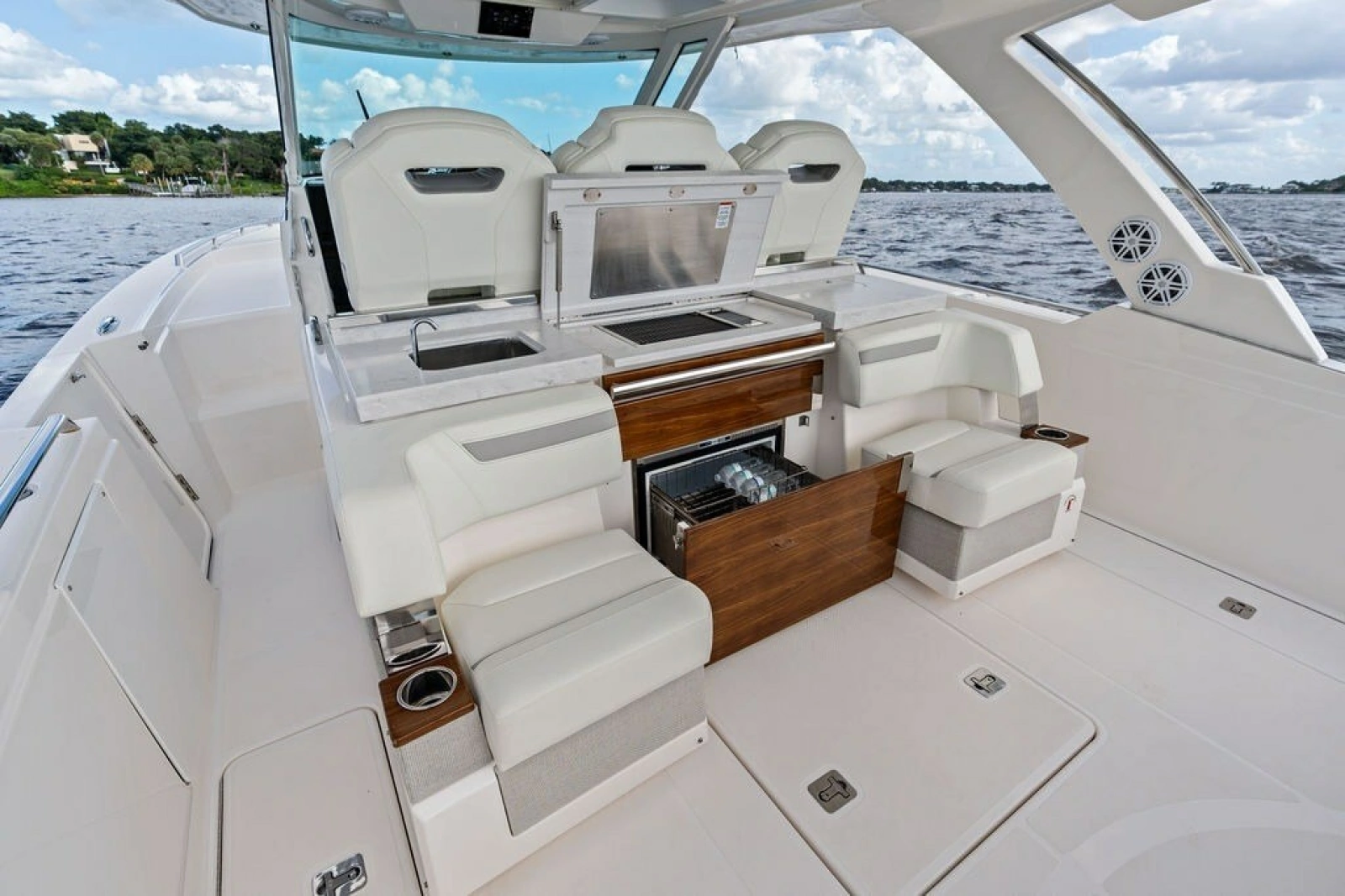 2024 Tiara Yachts 38 LS