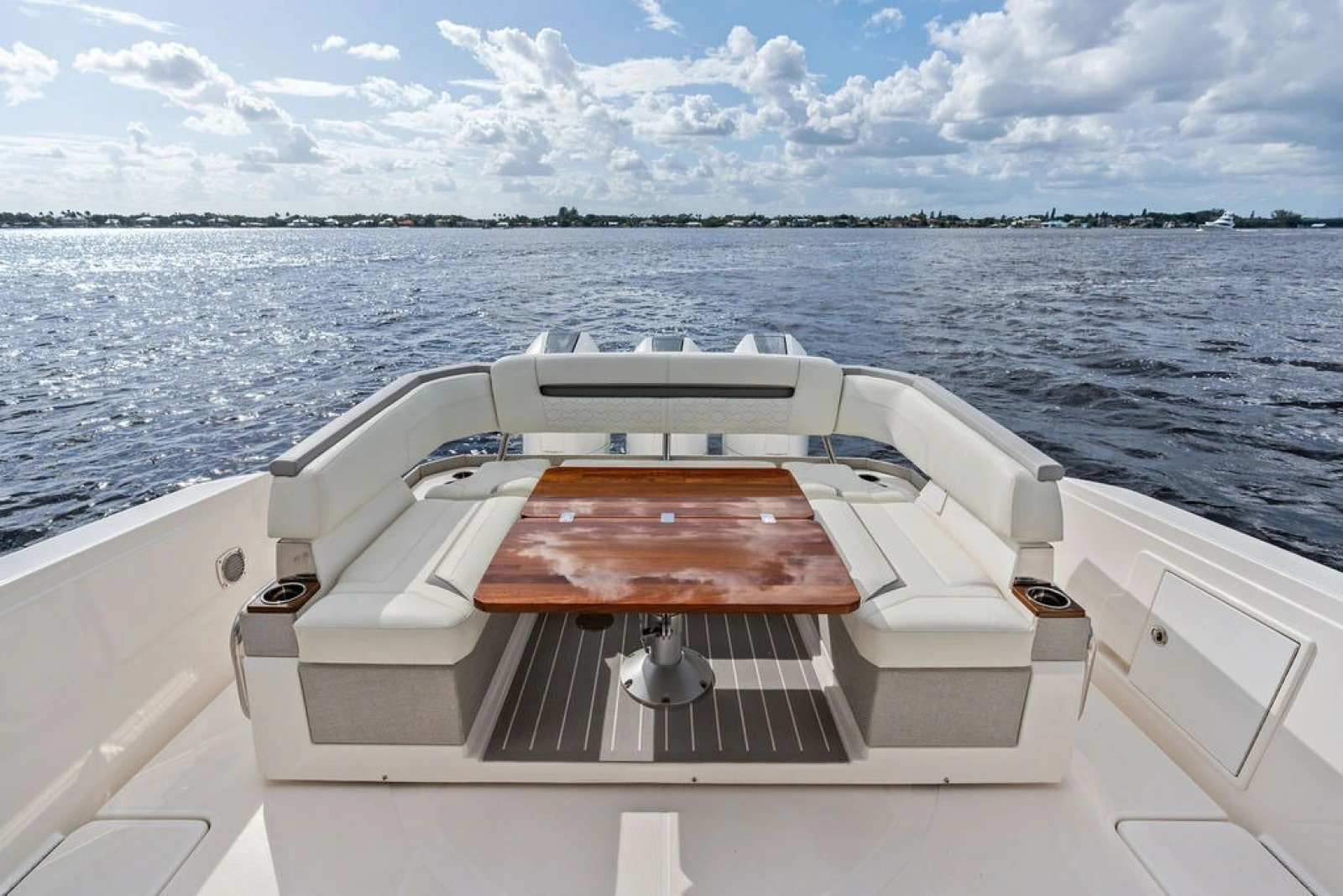 2024 Tiara Yachts 38 LS