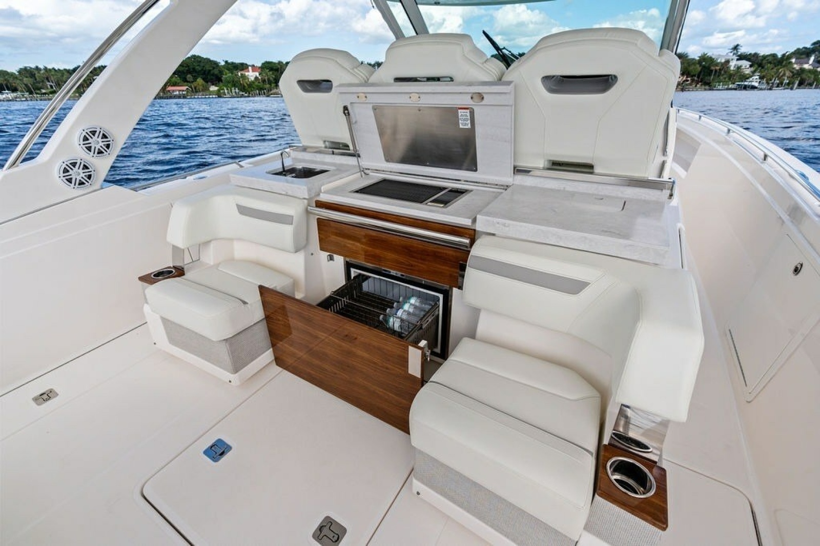 2024 Tiara Yachts 38 LS
