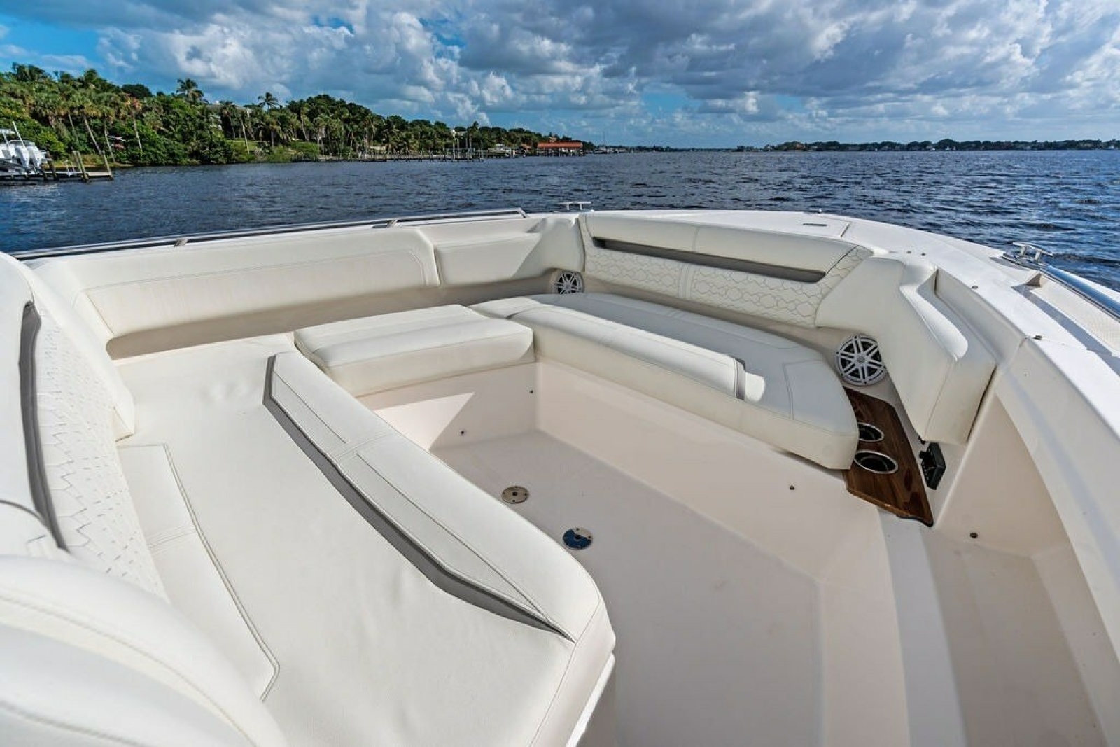 2024 Tiara Yachts 38 LS
