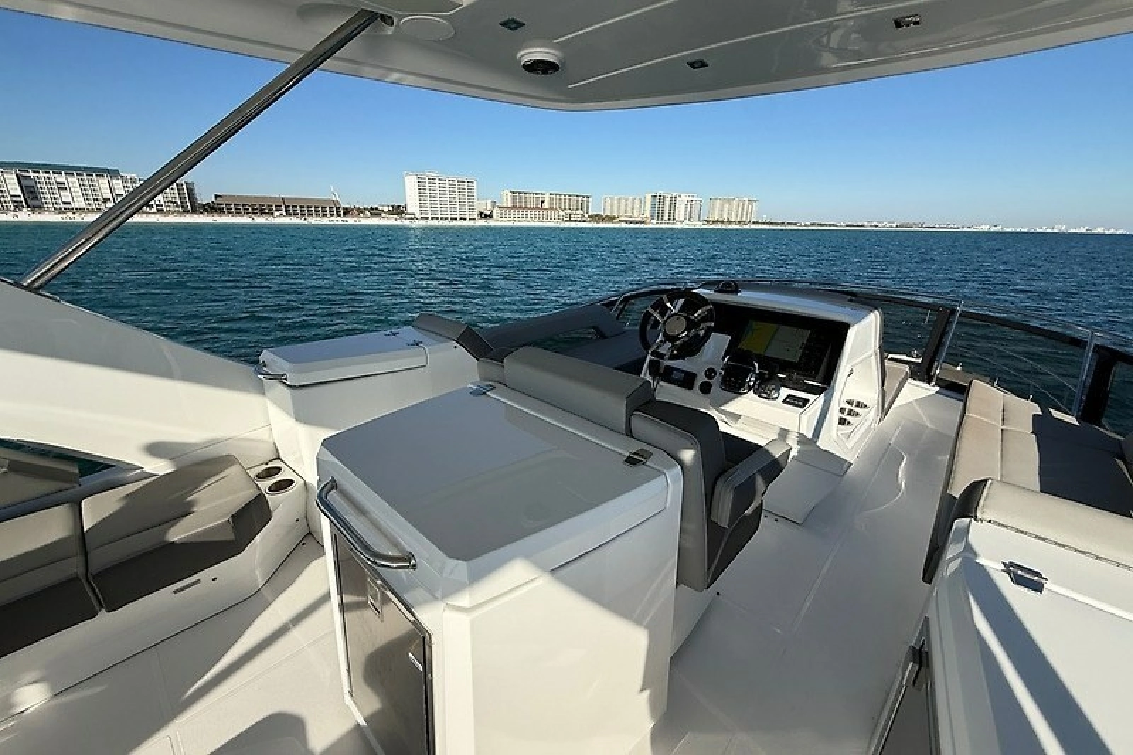 2023 Cruisers Yachts 60 Fly
